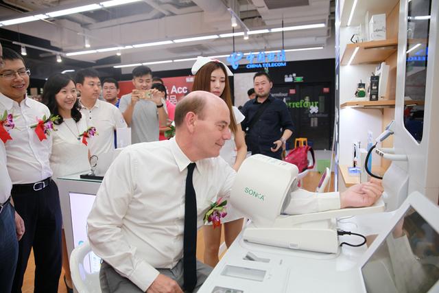 第二家乐语Brookstone家乐福新型商超门店开业