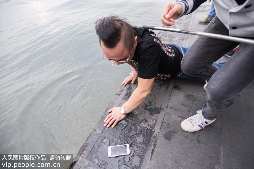 手机掉水里怎么用米处理,手机掉水里快速补救方法