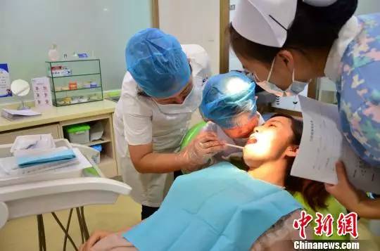 老牙缝隙太大经常塞牙怎么办,总塞牙怎么彻底解决