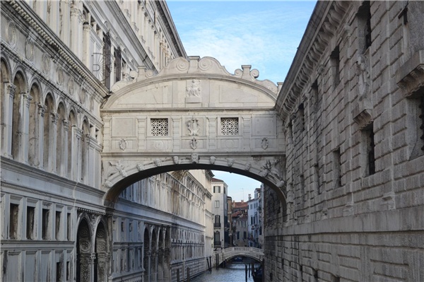 威尼斯：一半浮华，一半叹息｜跟着电影去旅行