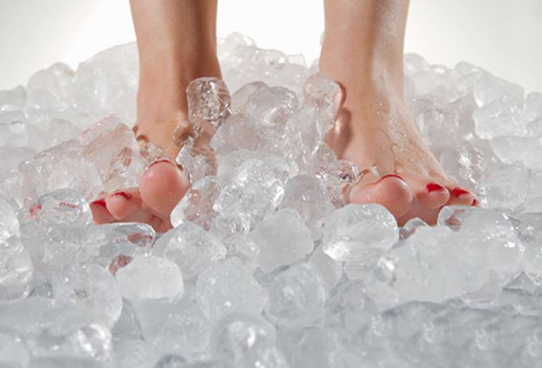 为什么脚肿了晚上特别疼,为什么坐久了腿肿脚肿