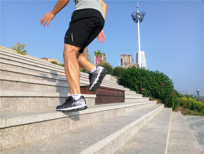 李宁如影随形,李宁跑鞋绝影雷