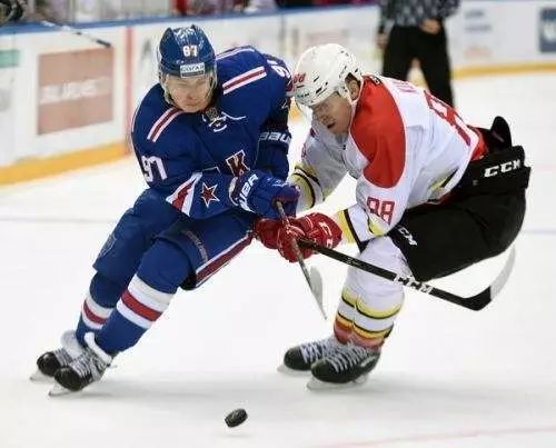 冰球里的门区越位是什么,冰球比赛蓝线和红线越位