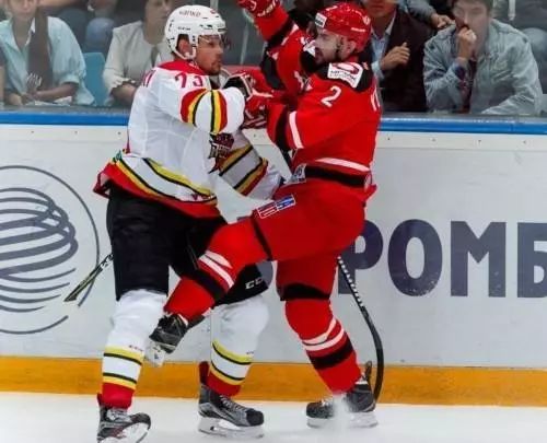 冰球撞肩犯规吗,冰球犯规越位