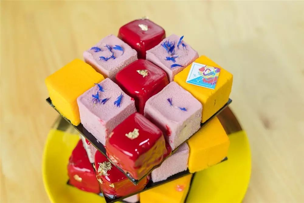 城西悄悄开了一家脑洞大开的烘焙店，辣味千层，魔方蛋糕，桃胶枸杞月饼……不输哈利·波特的糖果屋啊