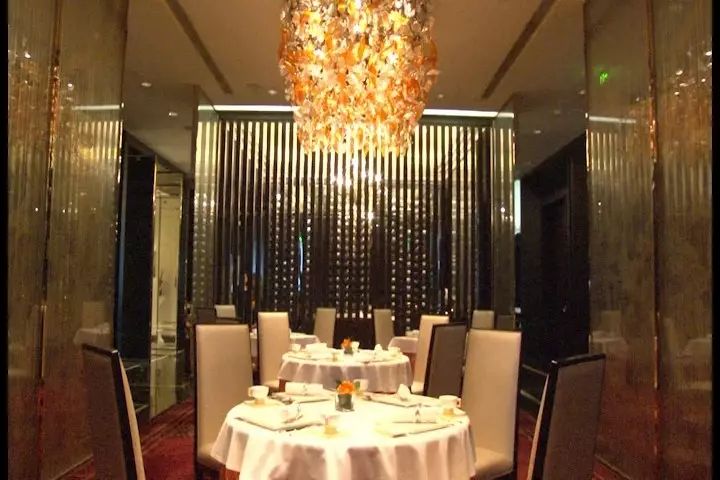 带出过米其林餐厅的中餐总厨搭上全球精挑食材，这间餐厅就是要给你至尊口感