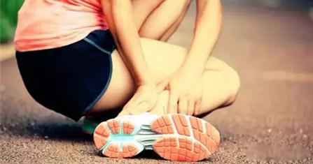 脚崴了如何判断是否伤到筋了,脚崴了怎样判断伤骨头