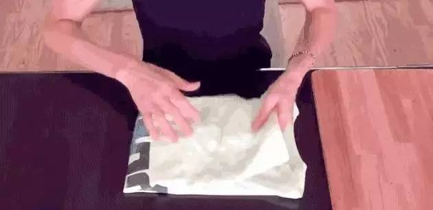 衣服怎么叠放在柜子里整齐,怎么叠衣服又快又整齐