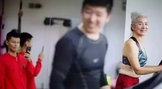 72岁奶奶坚持健身毅力不输年轻人,71岁天津老太太健身