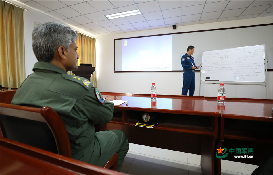 相约长空：巴方空军少将体验飞行中方先进战机