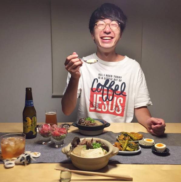 又双叒叕有一对日本小夫妻来花式撒狗粮了！只有吃到恋人用心做出的料理时才会笑得这么甜吧！