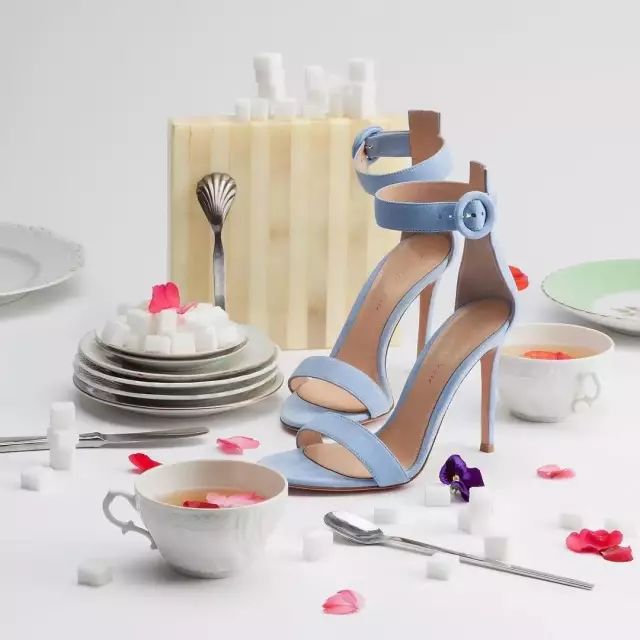 找女友只服冯绍峰，我却心疼赵丽颖找不到一双好鞋~