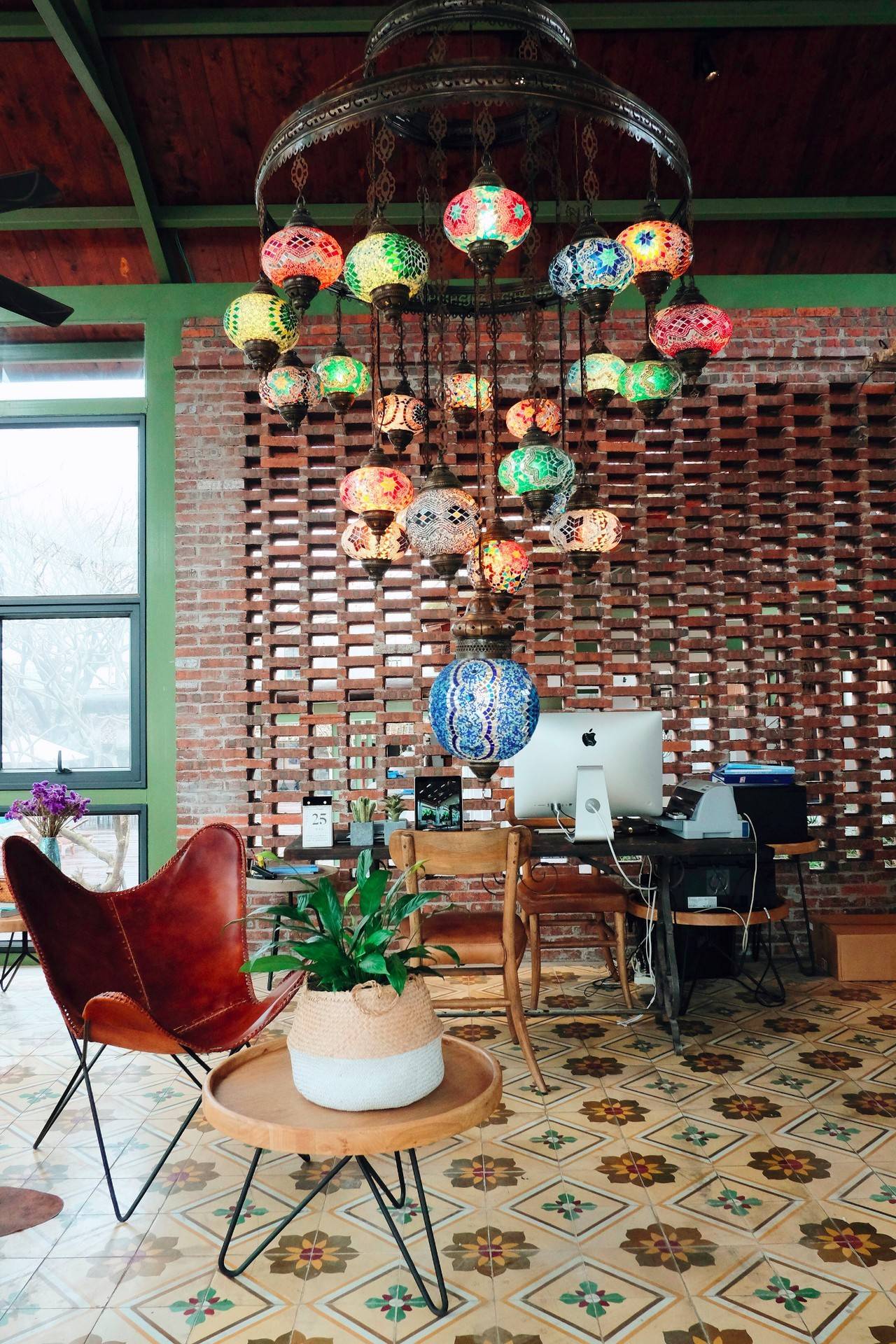 70后文艺大叔跑到这个“会吃福建人”的城市，用花砖、雪茄和伏特加，把废弃的修船厂变成最会撩妹的床