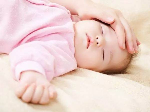 婴儿头摸着热但是温度却是37.1,婴儿脑袋很热怎么回事