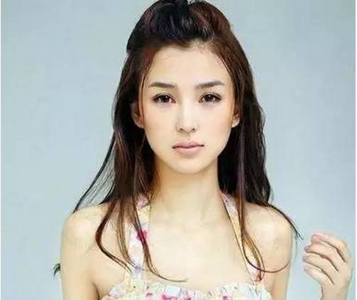 大圆脸女生必须要尝试的瘦脸发型,瘦脸额头高发型女2021流行发型