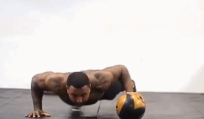 标准俯卧撑做10个都难该怎么提升,一个俯卧撑都做不了的女生