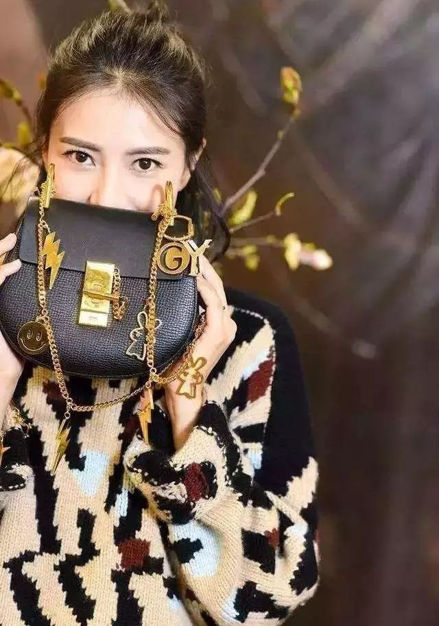 刘雯唐嫣同款小猪包,刘雯背的新款包是什么品牌