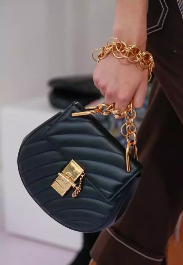 刘雯唐嫣同款小猪包,刘雯背的新款包是什么品牌