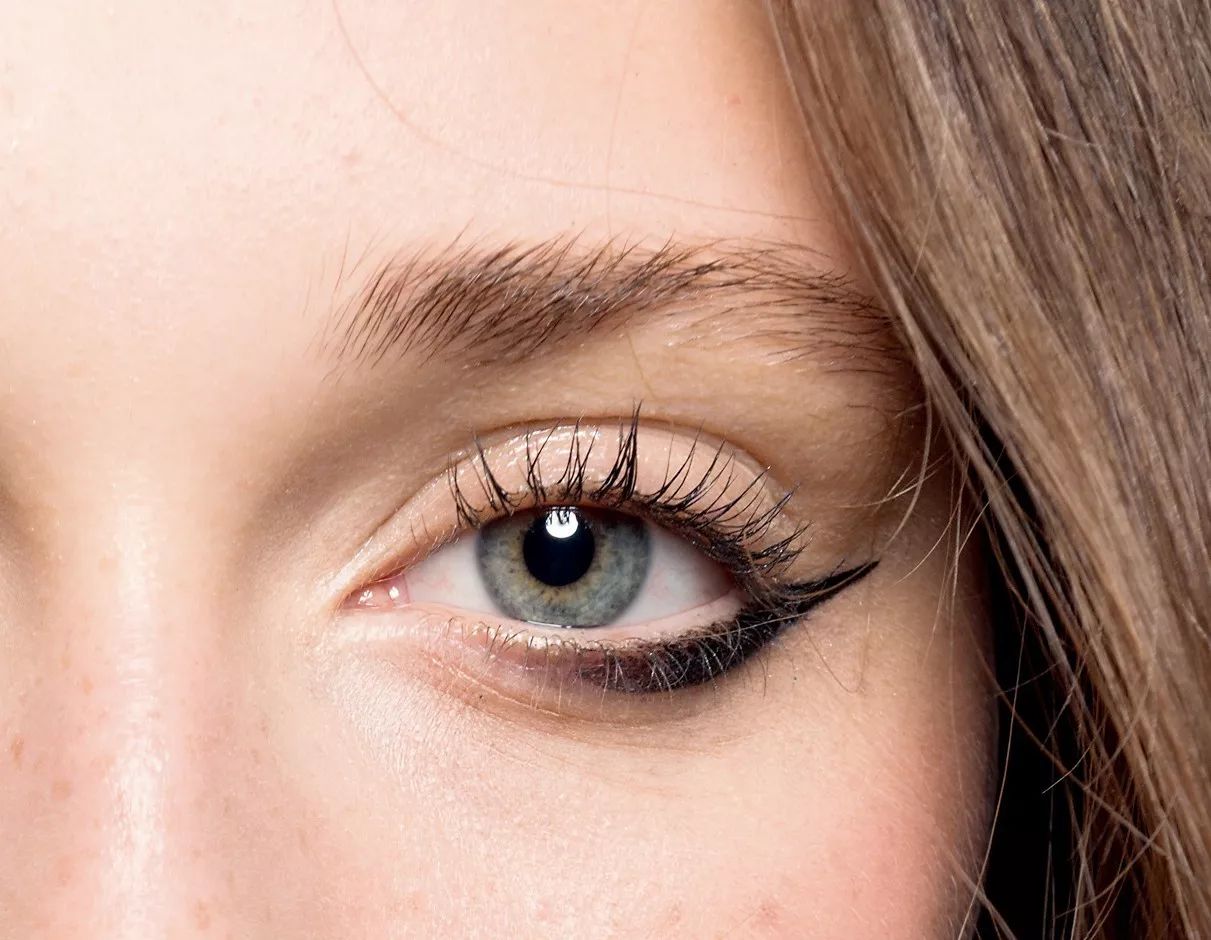 眼线怎么画好看又粗又黑 (看着很野的眼线怎么画)