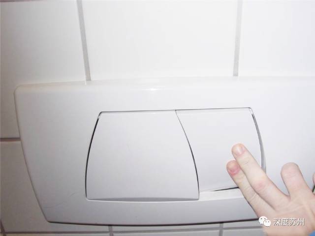 抽水马桶的冲水按钮按下去没反应,马桶水箱上有两个冲水按钮