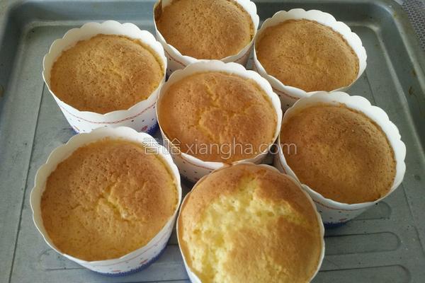 奶油纸杯蛋糕的烤箱做法,奶油纸杯蛋糕裱花装饰