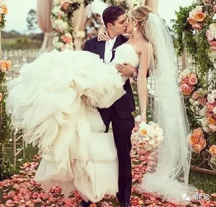 摄影师亲手教新人摆婚纱照造型,6种必拍的婚纱照风格