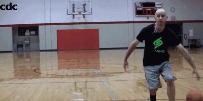 突破时防守人不往前抢怎么过人,面对重心低的防守人如何过人