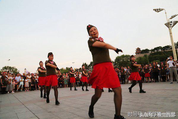 甘肃平凉网红老人跳广场舞,甘肃平凉广场舞大爷