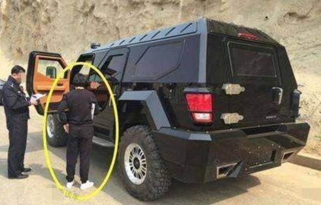 大妈开豪车被拦,大妈开1500万豪车上牌