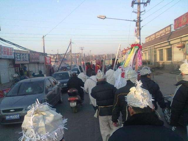 出行遇到送葬车队,遇到出殡车队如何避让