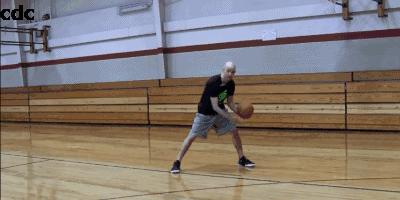 突破时防守人不往前抢怎么过人,面对重心低的防守人如何过人