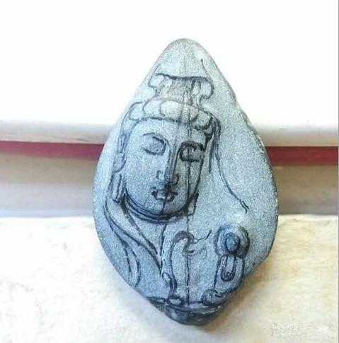 墨翠黑色翡翠原石,黑色翡翠和墨翠的区别