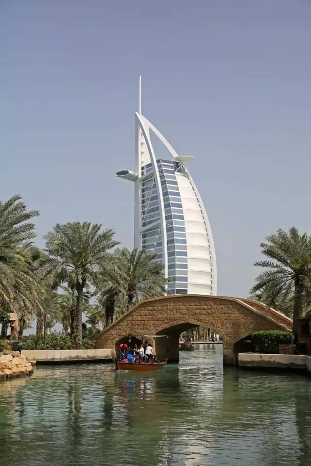 迪拜,一边是黄金,一边是黄土