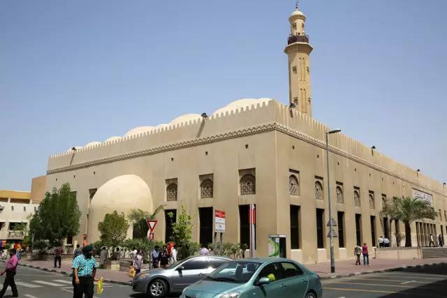 迪拜,一边是黄金,一边是黄土