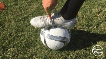 足球正脚背长传球教学,怎么让足球新手快速学会踢弧线球