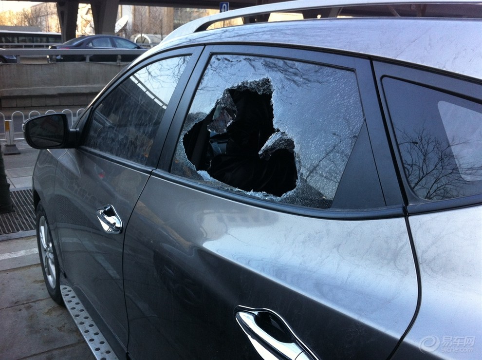 车钥匙锁在车里一定要砸玻璃吗,汽车钥匙锁车里不想砸玻璃怎么办