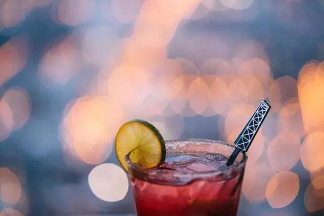 女生适合喝什么鸡尾酒比较有品味,最适合女生的10款鸡尾酒