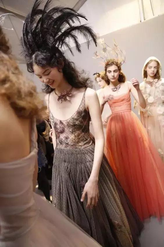 平胸穿搭矮个子,贫胸系穿搭