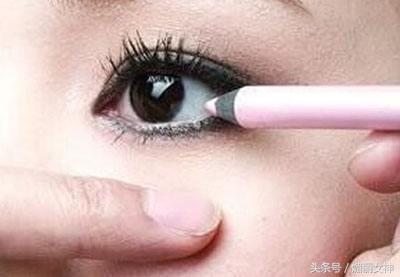 单眼皮眼尾下垂肿眼泡怎么画眼线,单眼皮如何用眼线画出双眼皮