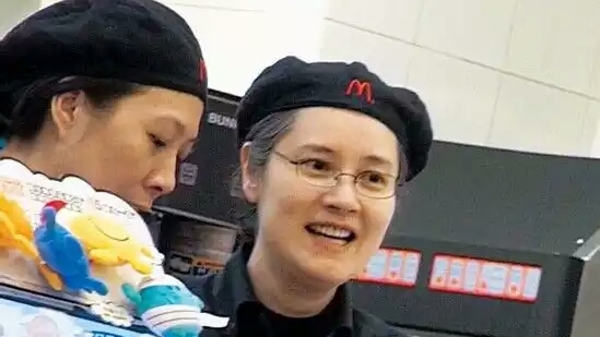 无数人女神,拍*情艳**片未火成麦当劳服务员获赞