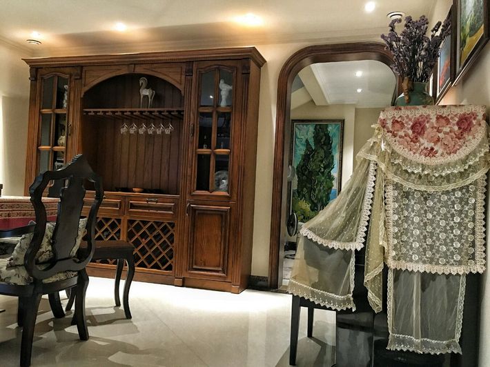 旋转楼梯别墅中空客厅新中式,旋转阳台沙发轻奢