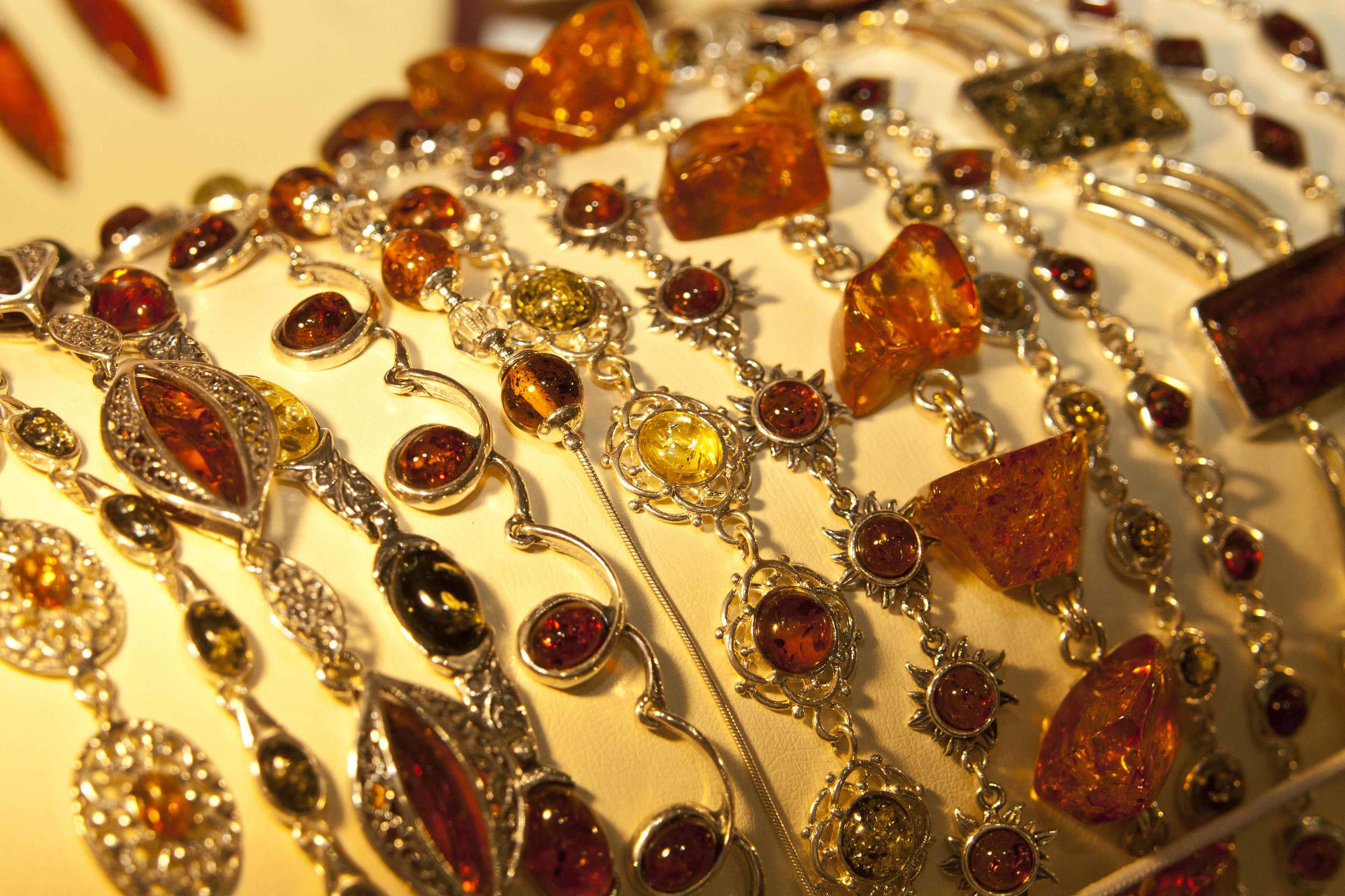 琥珀蜜蜡怎么鉴定真假图片视频,波罗的海蜜蜡手串真假鉴别