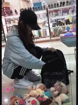 十几岁为贴补家用上节目当模特,脸被当成画盘的林允满脸不情愿~