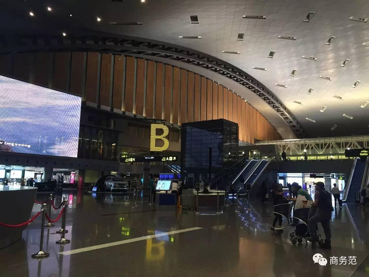 这个免税店大牌彩妆65折，手表买一送一，我可能逛了假机场