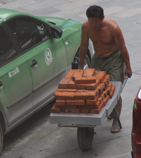 工地上农民工40度高温的真实生活,高温天气打工人的日常生活