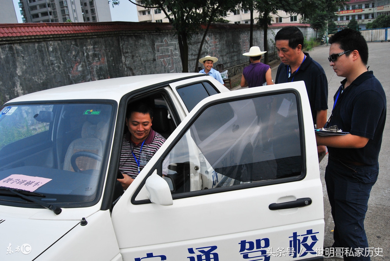 机动车驾驶教练员证怎么考,自动驾驶汽车遇到交警咋办