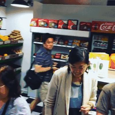 这家店9000件商品全是假货,人们却争相购买