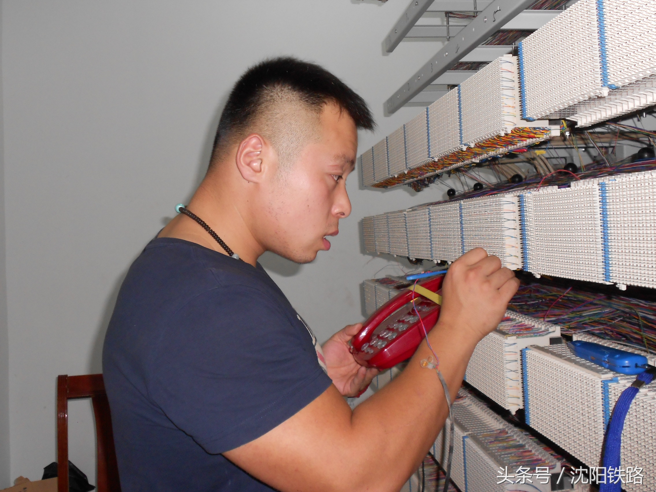 亲们在使用电话沟通联系的时候，是否知道为了铁路电话的畅通，有一伙人在机房里蛮拼滴！