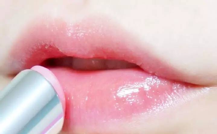 为什么美妆博主的口红都要涂出去 (美妆博主和普通人涂口红哪个好)