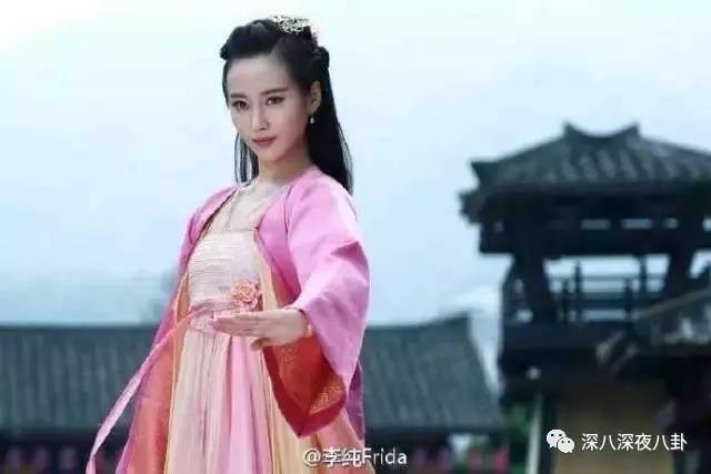 自从割双眼皮不算整容之后，娱乐圈不微调的女演员是真·不存在